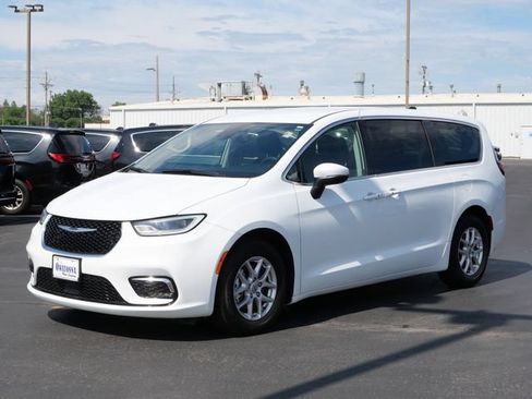 Used 2023 Chrysler Pacifica Touring-L FWD image 2