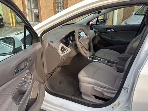 Used 2017 Chevrolet Cruze LT image 23