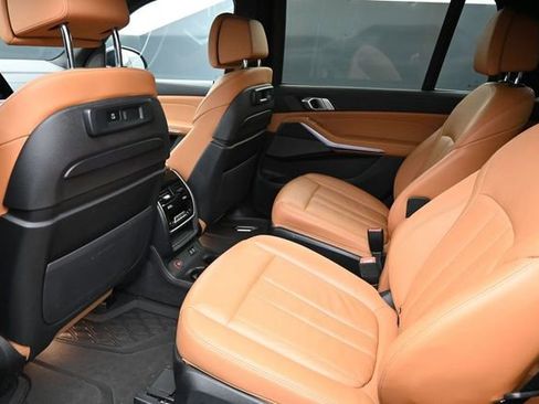 Used 2021 BMW X7 xDrive40i w/ M Sport Package AWD/4WD image 13