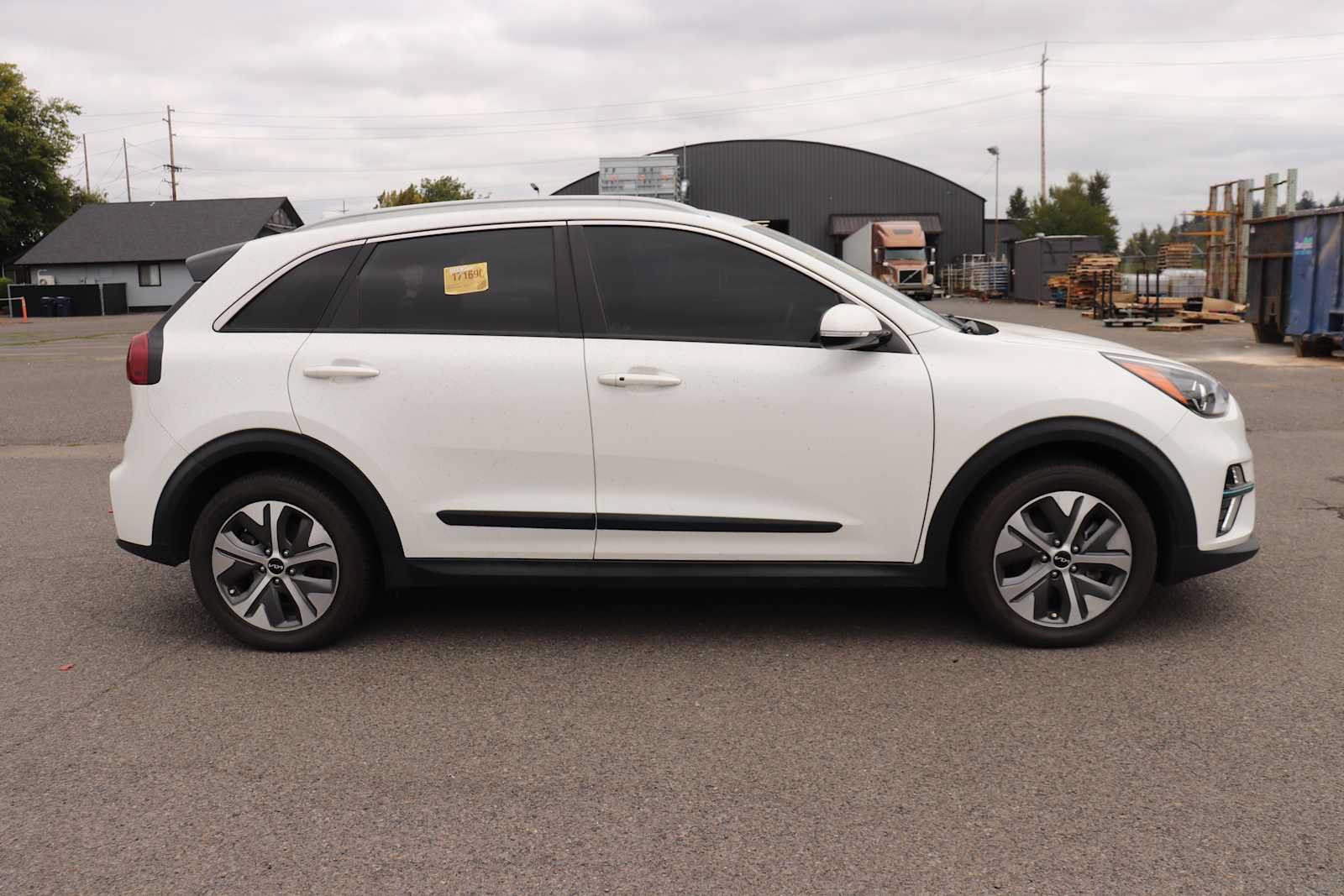 Used 2022 Kia Niro EX w/ Cold Weather Package FWD image 4