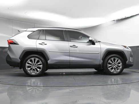 Used 2021 Toyota RAV4 XLE Premium image 26