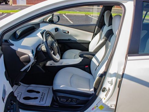 Used 2016 Toyota Prius Four FWD image 12