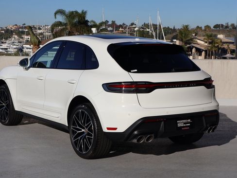 Certified 2025 Porsche Macan image 3