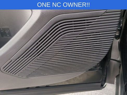 Used 2022 Toyota Venza LE image 26