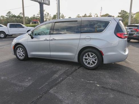 Used 2023 Chrysler Pacifica Touring-L FWD image 6
