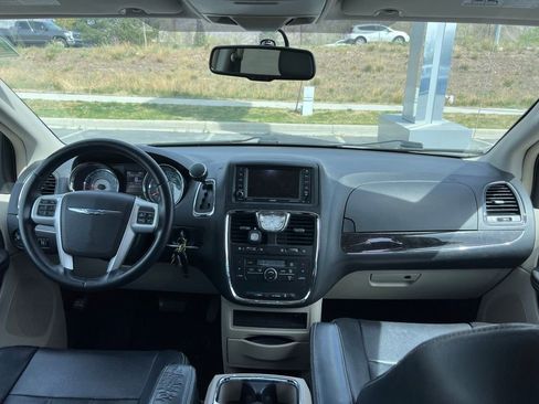 Used 2015 Chrysler Town & Country Touring image 19