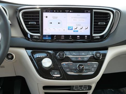 Used 2023 Chrysler Pacifica Touring-L FWD image 10