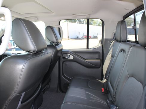 Used 2020 Nissan Frontier PRO-4X image 16