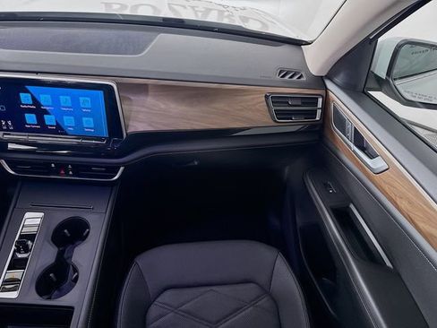 Used 2024 Volkswagen Atlas SE image 26