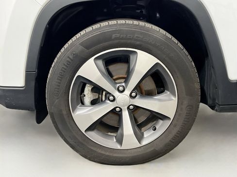 Used 2022 Jeep Cherokee Limited image 23