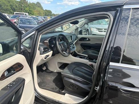 Used 2023 Chrysler Pacifica Limited FWD image 10