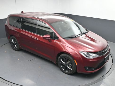Used 2018 Chrysler Pacifica Touring Plus w/ S Appearance Package image 32