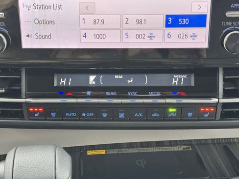 Used 2023 Toyota Sienna Limited image 23