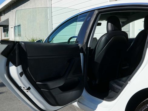 Used 2018 Tesla Model 3 Long Range RWD image 26