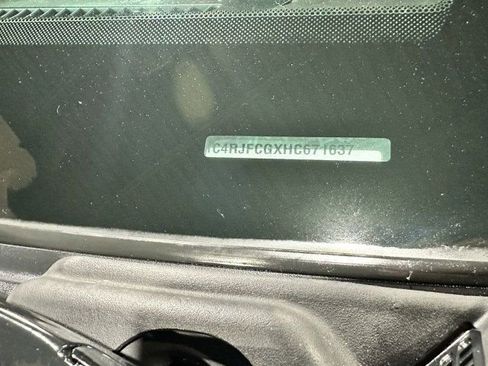 Used 2017 Jeep Grand Cherokee Overland image 41