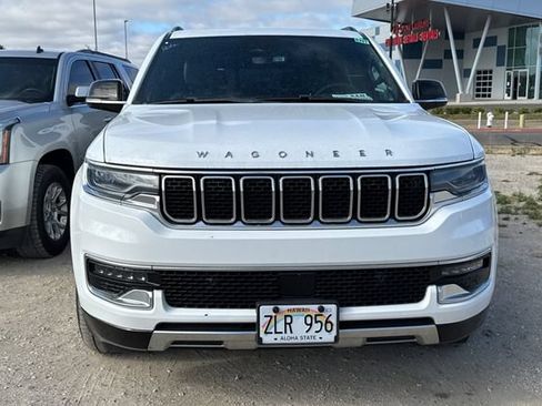 Used 2023 Jeep Wagoneer L Series III w/ Preferred Equipment Group AWD/4WD image 3