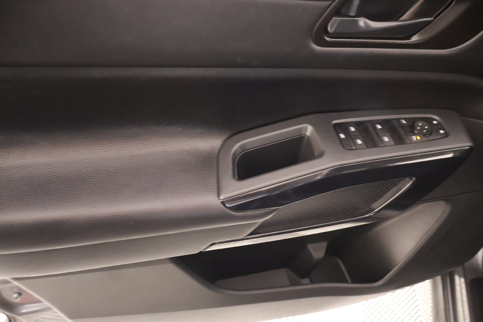 Used 2025 Nissan Pathfinder SV FWD image 16