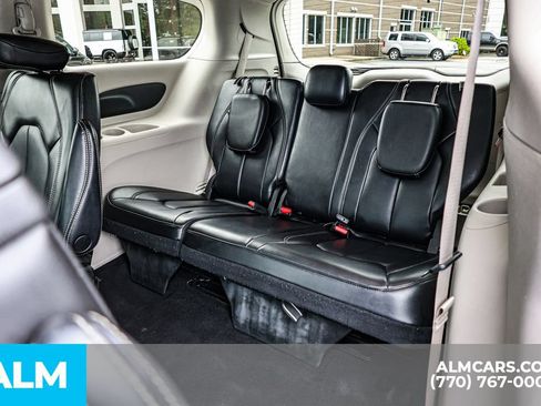 Used 2023 Chrysler Pacifica Touring-L FWD image 21