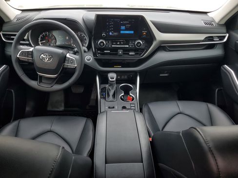 Used 2024 Toyota Highlander XLE image 16