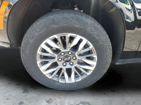 Used 2025 Chevrolet Suburban Z71 AWD/4WD image 7