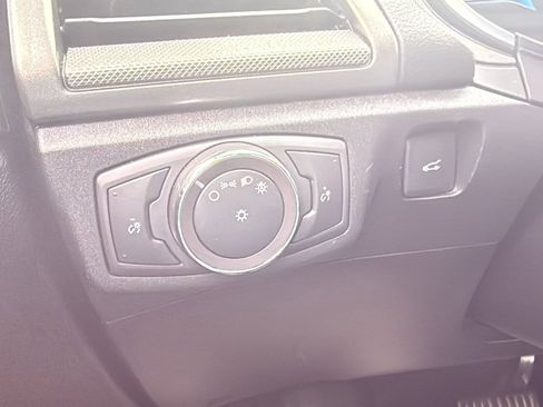 Used 2019 Ford Fusion SE FWD image 12