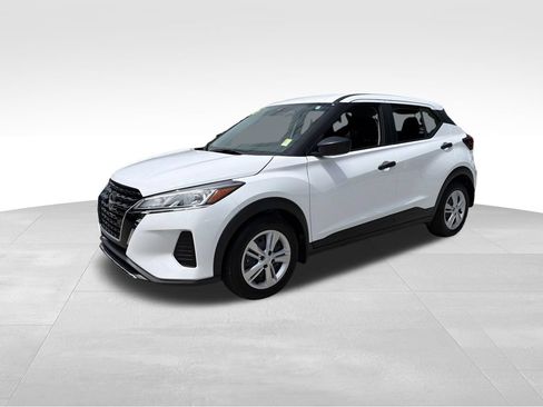 Used 2025 Nissan Kicks Play S FWD image 3
