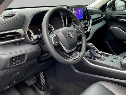 Used 2024 Toyota Highlander XLE FWD image 18