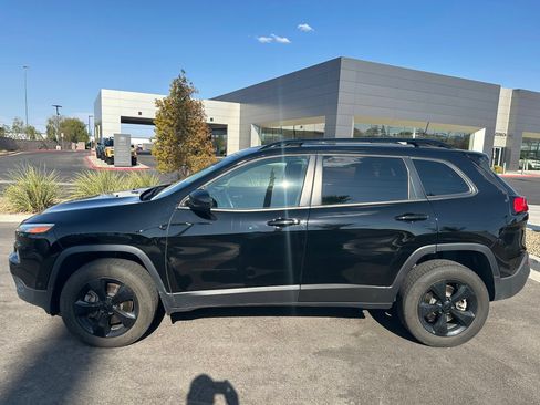 Used 2017 Jeep Cherokee High Altitude w/ Luxury Group AWD/4WD image 17