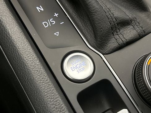 Used 2020 Volkswagen Atlas Cross Sport SE w/ Towing Package image 19