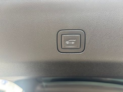 Used 2023 GMC Yukon Denali Ultimate AWD/4WD image 11