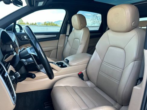 Used 2022 Porsche Cayenne Platinum Edition image 5