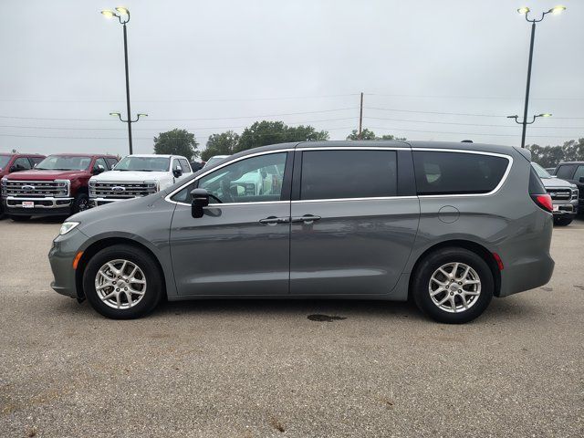 Used 2025 Chrysler Pacifica Select FWD image 5