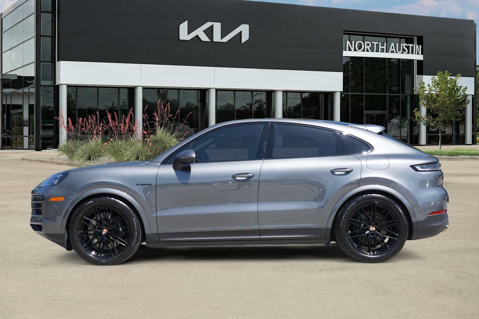 Used 2025 Porsche Cayenne S AWD/4WD image 3