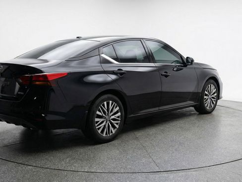 Used 2025 Nissan Altima 2.5 SV image 9