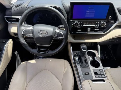 Used 2024 Toyota Highlander Platinum FWD image 12