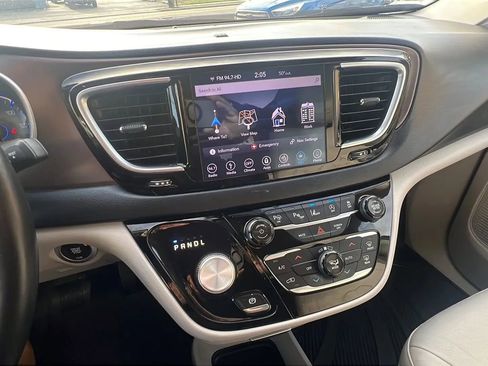Used 2019 Chrysler Pacifica Touring-L Plus image 16