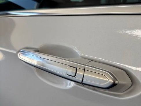 Used 2024 Cadillac XT6 Premium Luxury w/ Technology Package FWD image 4