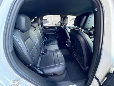 Used 2020 Porsche Cayenne image 32