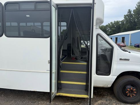 Used 2016 Ford E-450 and Econoline 450 Super Duty w/ Shuttle Bus Prep Package RWD image 15