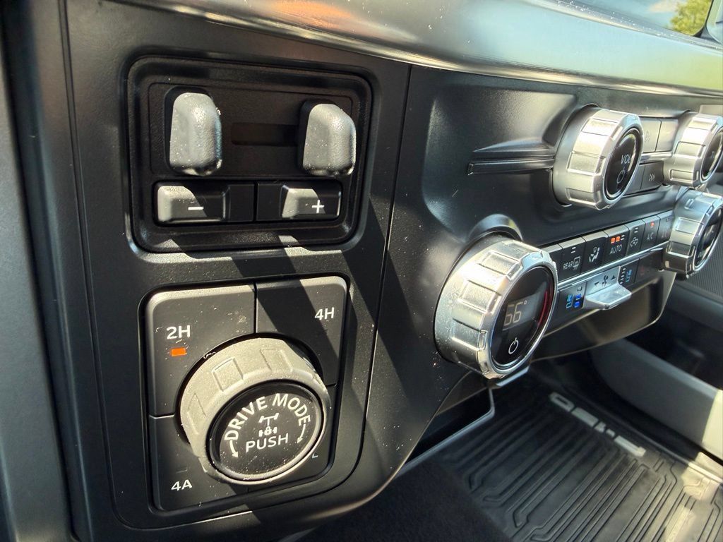 Used 2021 Ford F150 Lariat w/ FX4 Off-Road Package AWD/4WD image 17