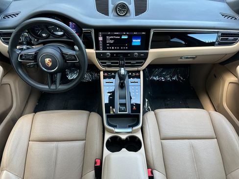 Certified 2022 Porsche Macan AWD/4WD image 6