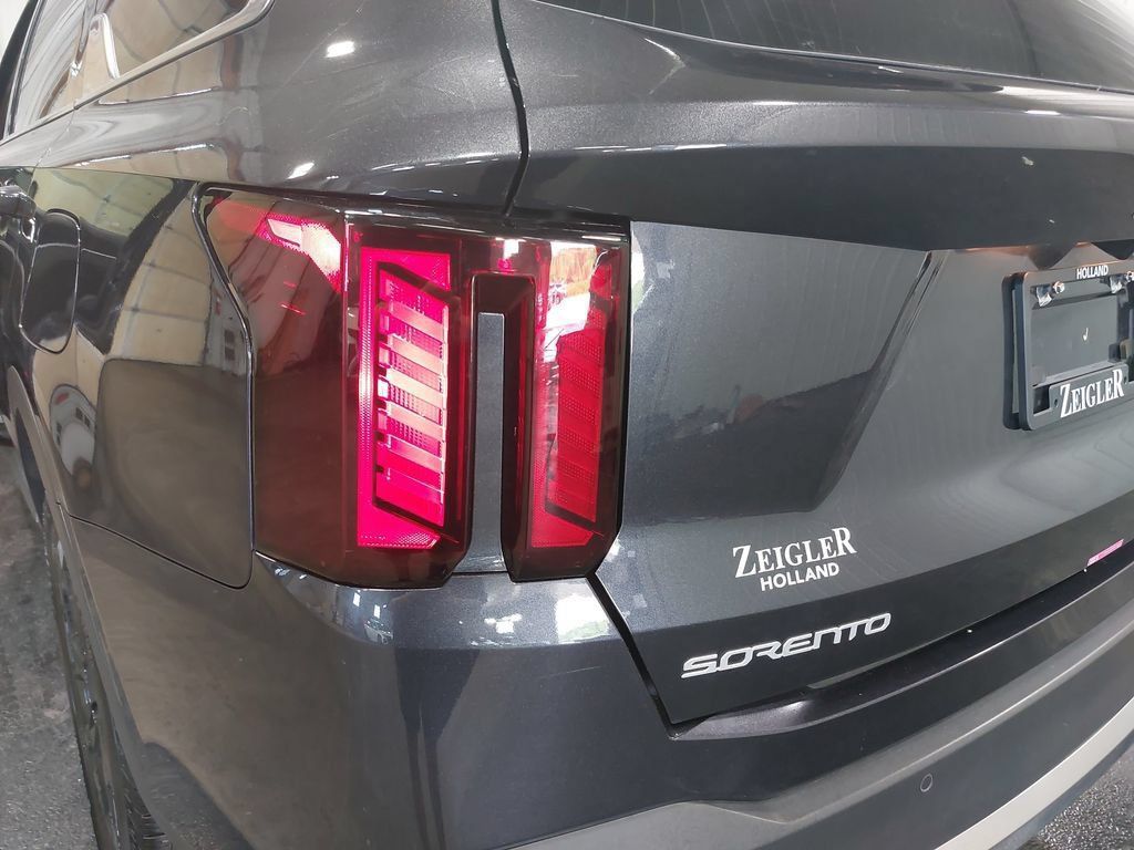 Used 2025 Kia Sorento S w/ Panoramic Sunroof Package FWD image 22