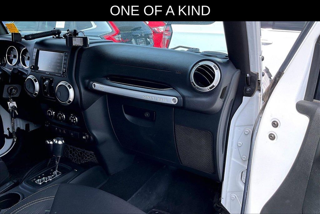Used 2017 Jeep Wrangler Unlimited Rubicon w/ Connectivity Group AWD/4WD image 21