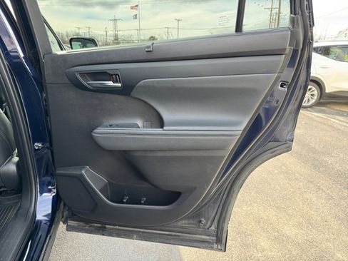 Used 2022 Toyota Highlander XLE AWD/4WD image 25