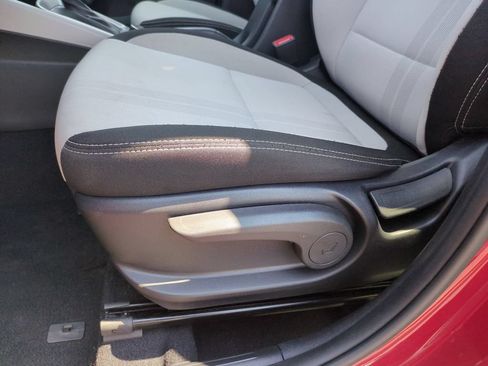 Used 2025 Hyundai Venue SEL FWD image 14