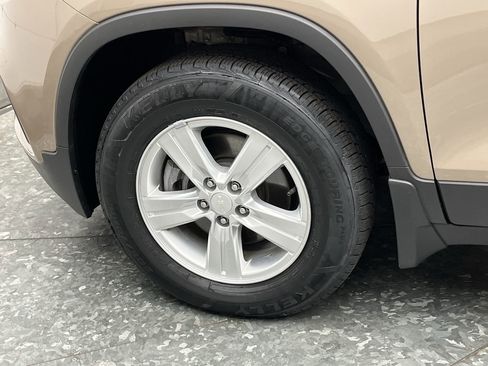 Used 2019 Chevrolet Trax LT w/ Sun & Sound Package AWD/4WD image 31