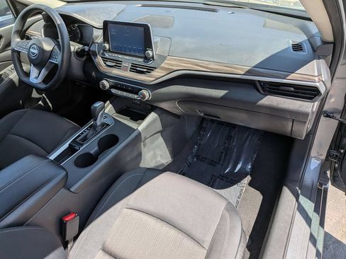 Used 2025 Nissan Altima 2.5 SV FWD image 31