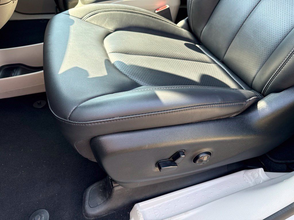 Used 2024 Chrysler Pacifica Touring-L FWD image 19