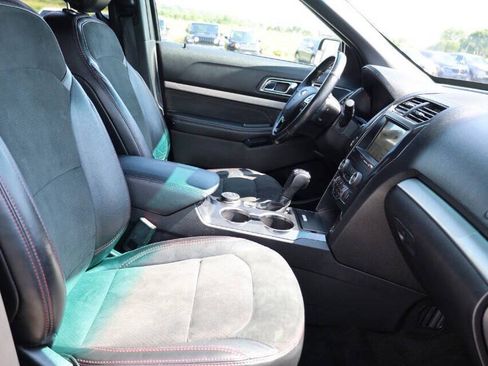 Used 2018 Ford Explorer XLT w/ Equipment Group 202A AWD/4WD image 15
