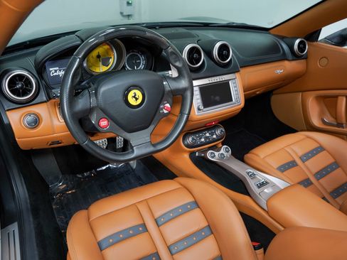 Used 2014 Ferrari California RWD image 11